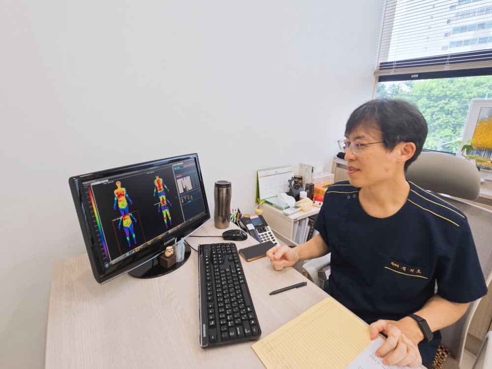청담한의원 체열검사 결과를 살펴보는 원장
