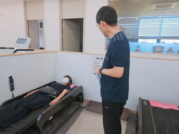 수완지구 청담한의원 물리치료실 온열 척추 치료기